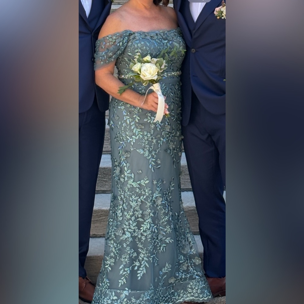 Elegant Off-Shoulder green Lace Dress